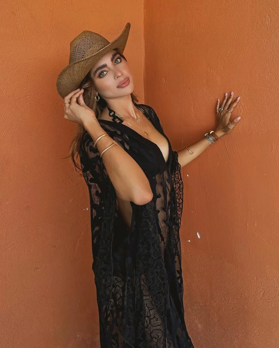 Modelo con sombrero de paja en Cartagena