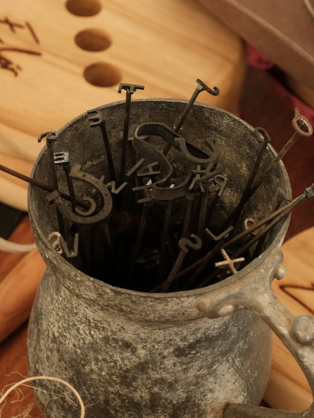 Vaso vintage con punzones de tallas numerados para medir el sombrero