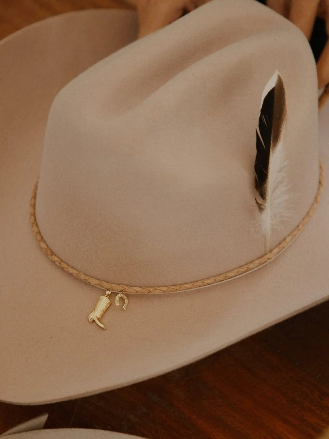 Sombrero ELÓR en reposo, detalle del tejido y cinta