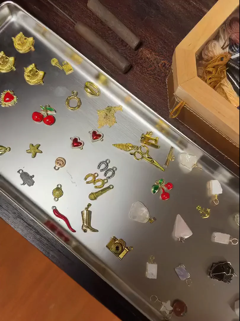 Bandeja de pines dorados y esmaltados para personalizar los sombreros