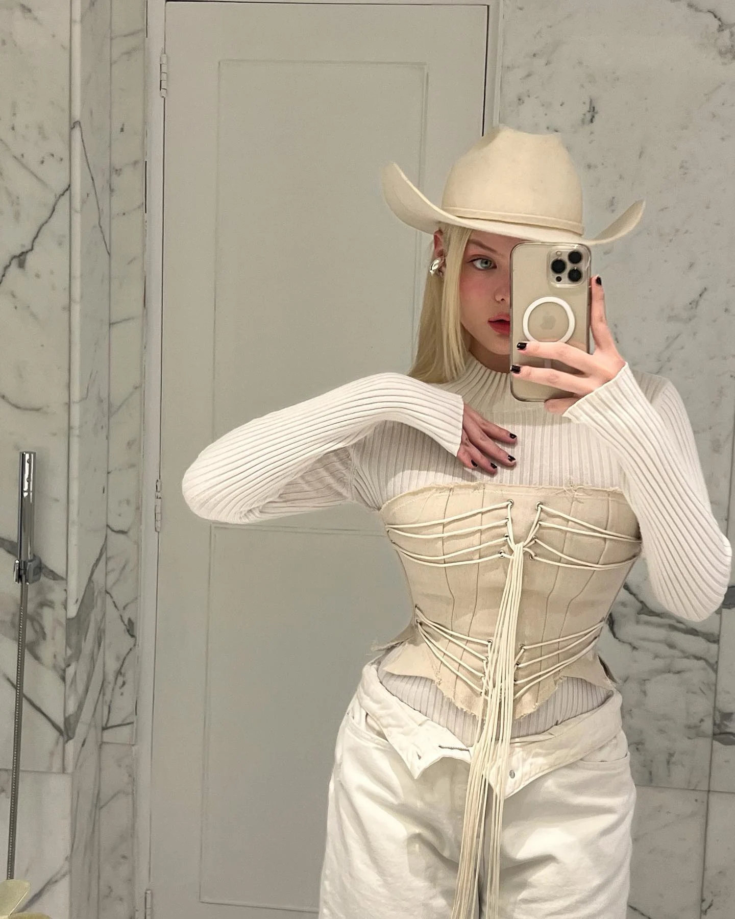 Selfie en el espejo con sombrero beige y corset blanco