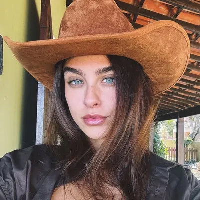 Juliana Calderi con sombrero ELÓR