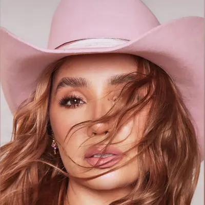 Paola Jara con sombrero ELÓR