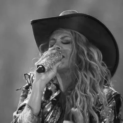Paulina Rubio con sombrero ELÓR