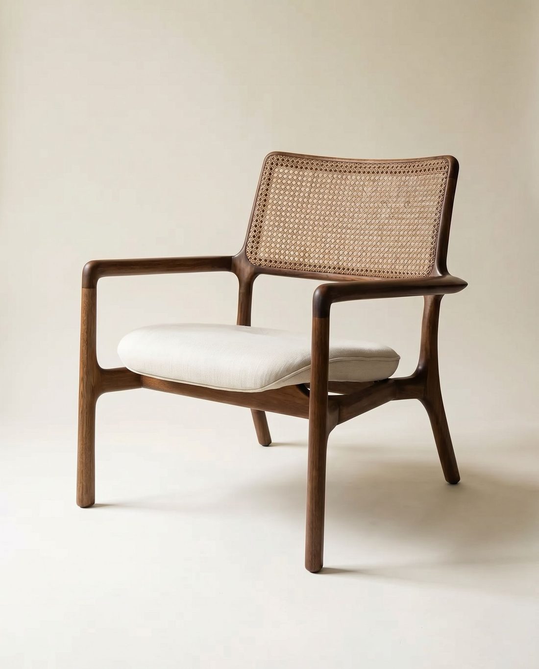 JANEIRO CHAIR de madera maciza con espaldar en mimbre tejido y asiento en lino crudo, retrato de estudio
