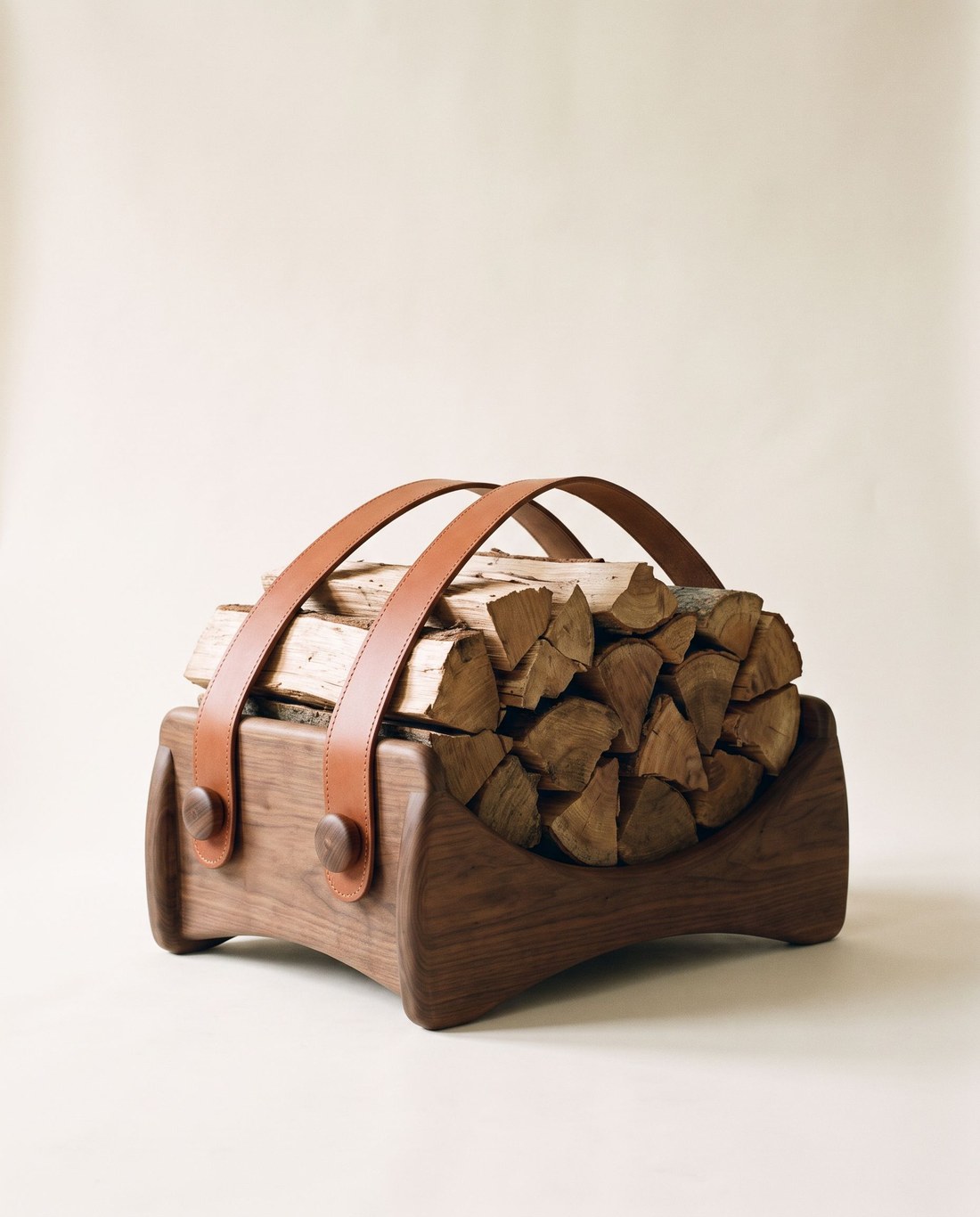 ANGARILLA, porta-leña de nogal con correas de cuero y botón de madera, retrato de estudio