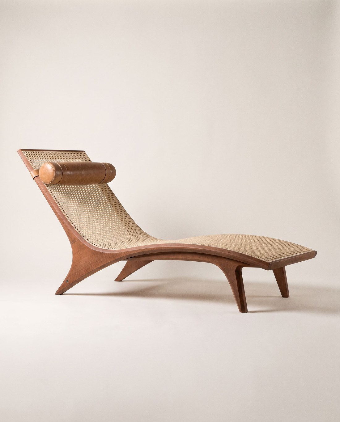 MALABAR, chaise de teca y ratán tejido con rodillo de cuero, retrato de estudio